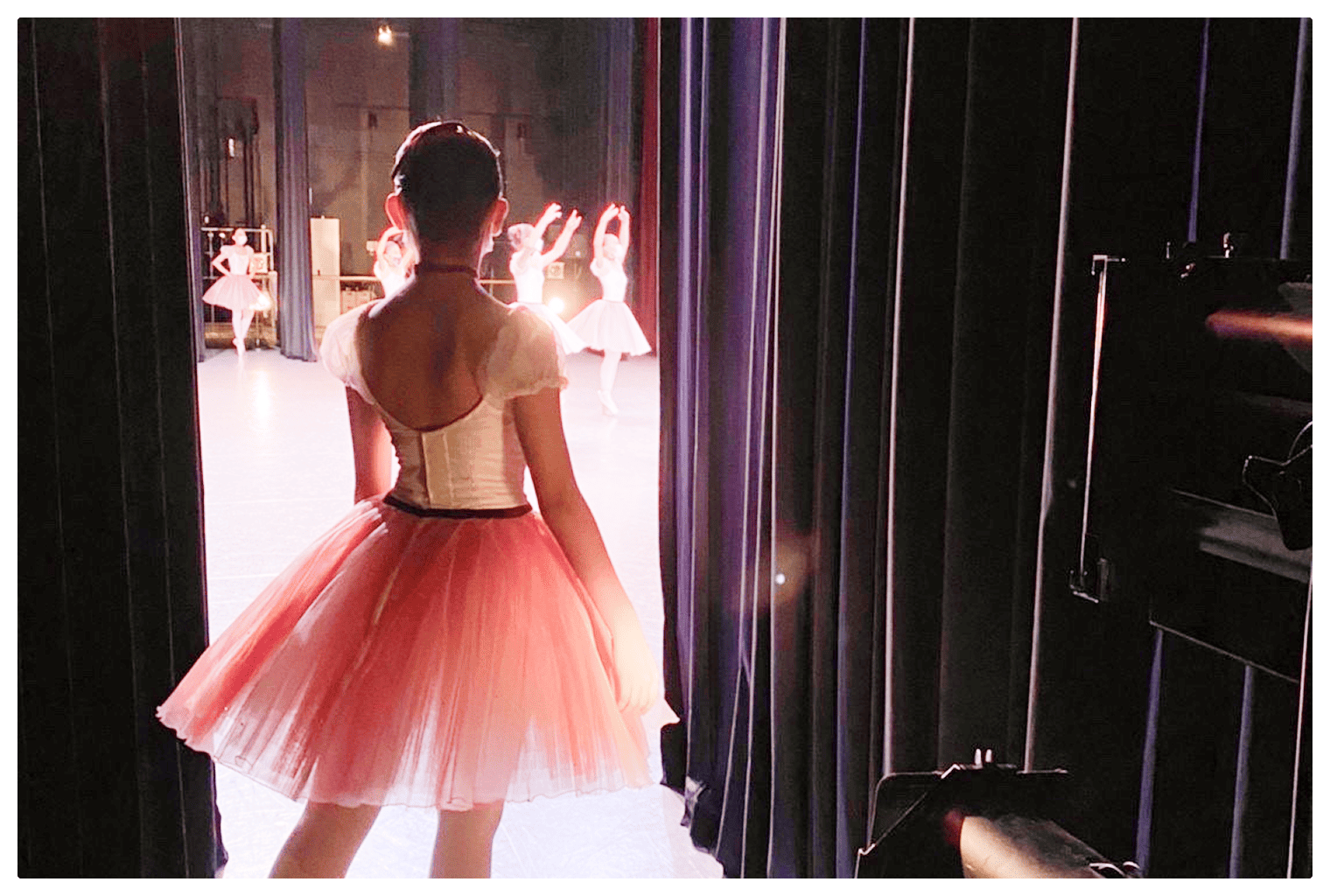 舞台袖からステージを見る出番を待つ女の子