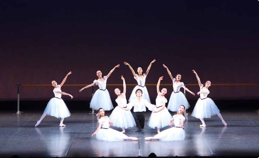 舞台中の画像 扇状に広がってポーズをとる10人